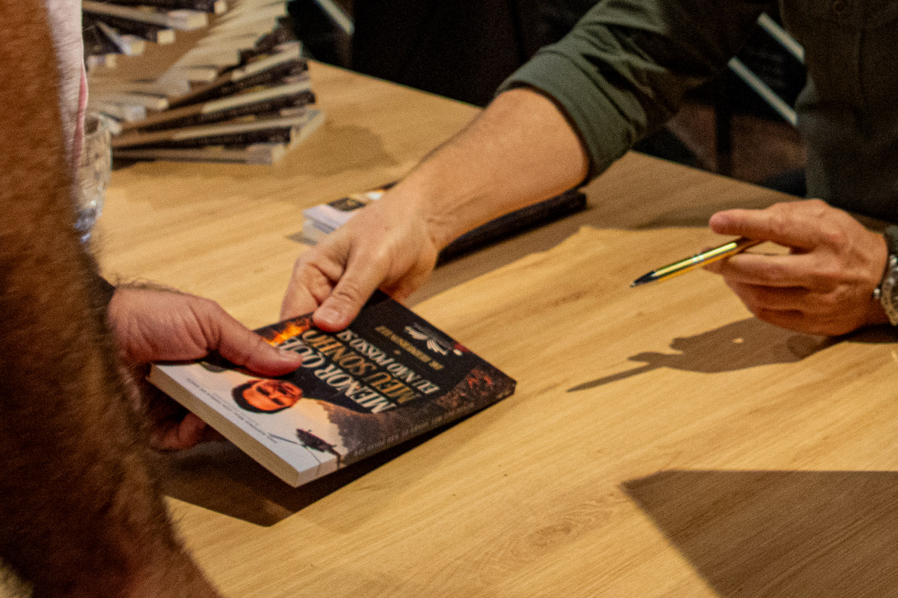 Dr. Hemerson Luz entregando um exemplar autografado do livro