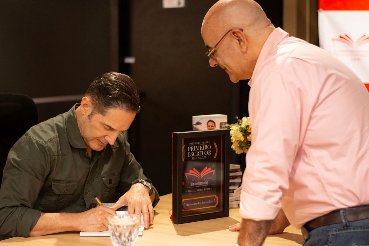 Dr. Hemerson Luz autografando um exemplar