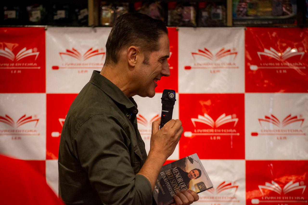 Dr. Hemerson Luz falando sobre o livro no lançamento