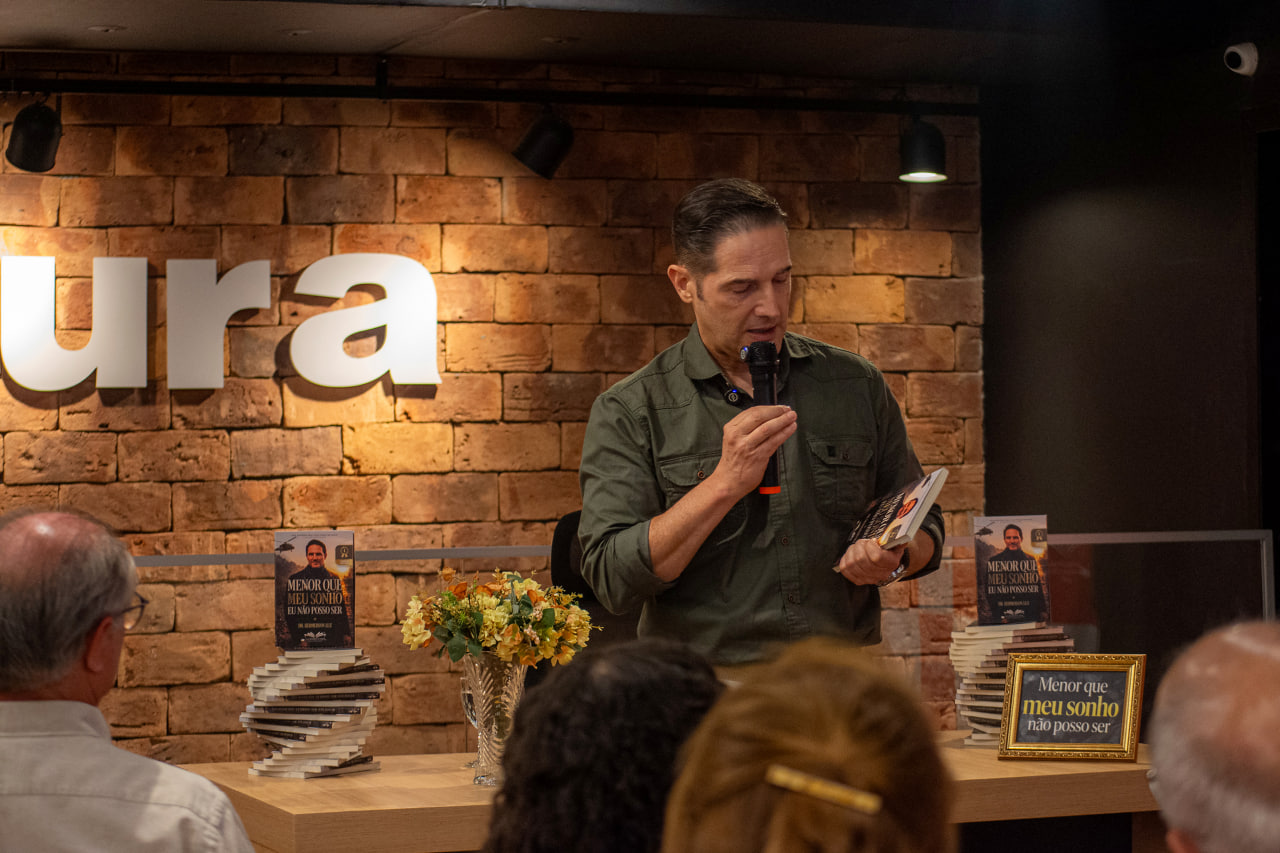 Dr. Hemerson Luz apresentando seu livro ao público