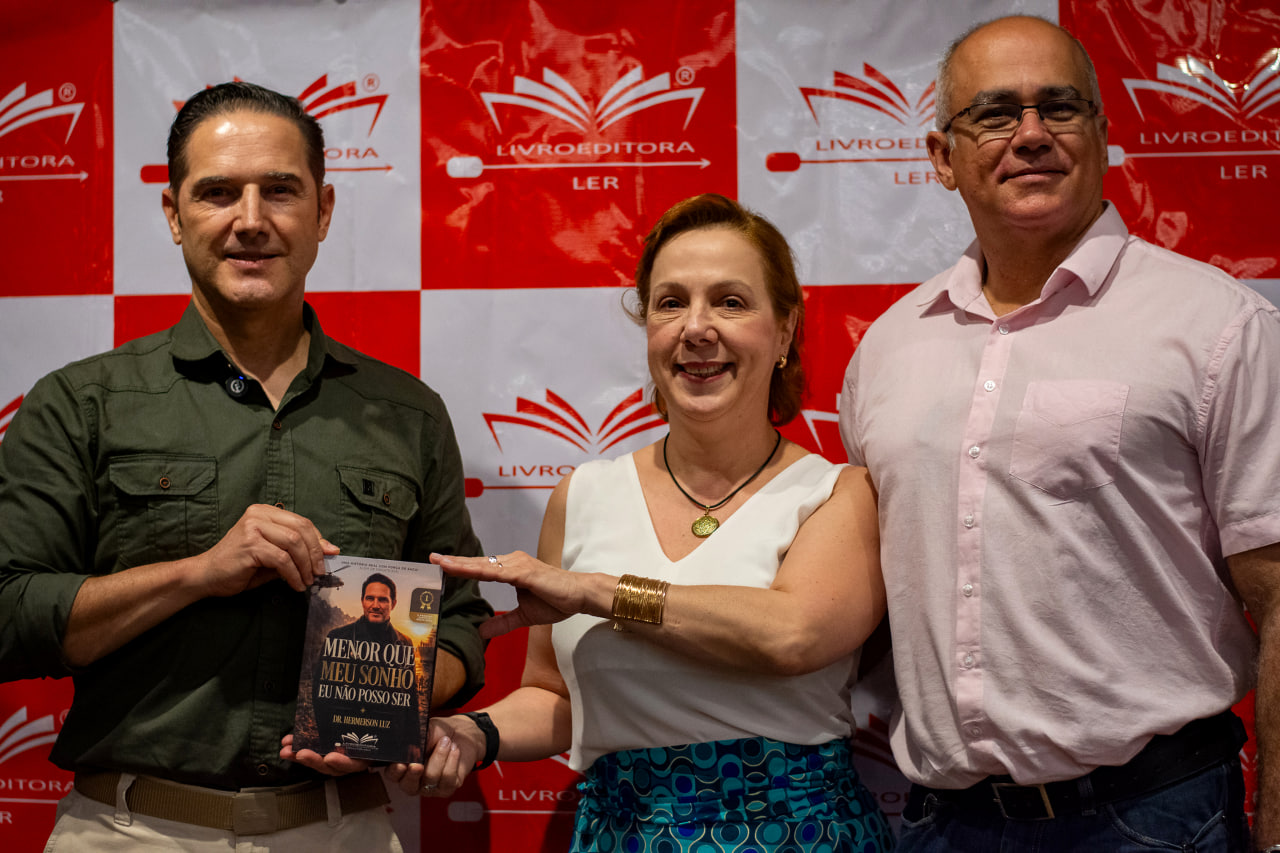 Dr. Hemerson Luz com convidados posando com o livro