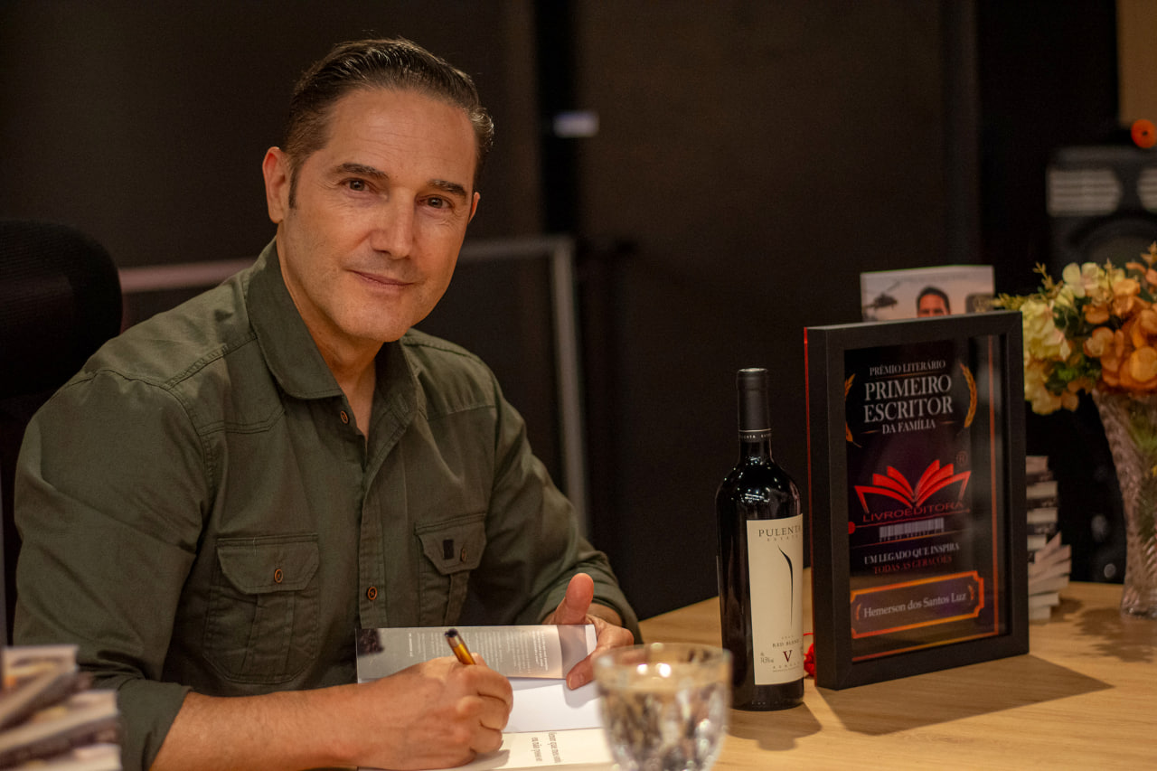 Dr. Hemerson Luz durante a sessão de autógrafos