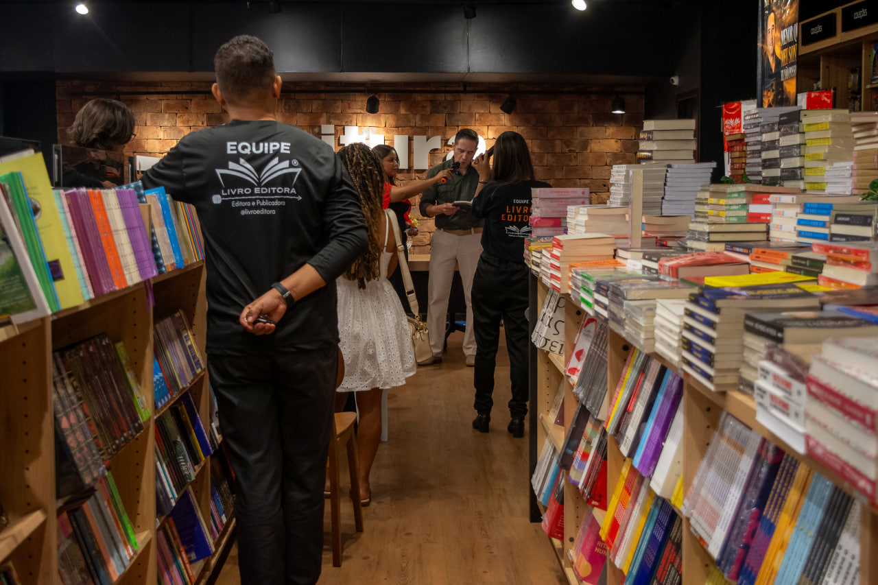 Visão geral do lançamento oficial na livraria